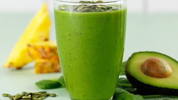 Smoothie med spenat, avokado, ananas och kiwi