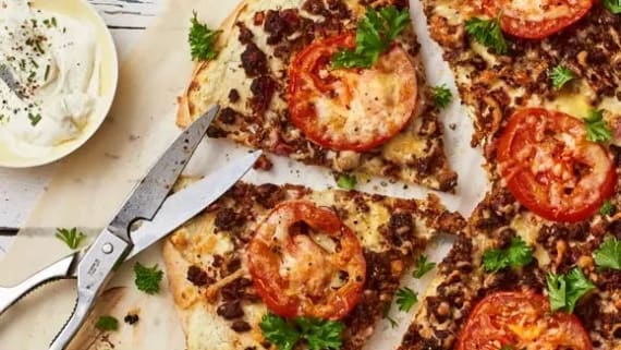 Pizza bianco med vitlöksfärskost, quorn och tomat