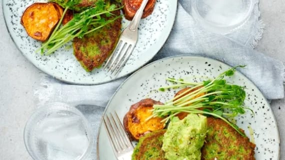 Grönärtsbiffar med rostad sötpotatis