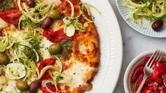 Pestopizza med mozzarella, grillad paprika och marinerad fänkål 