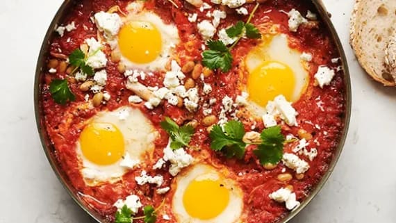Shakshuka - tomatsås med ägg, kyckling och bönor