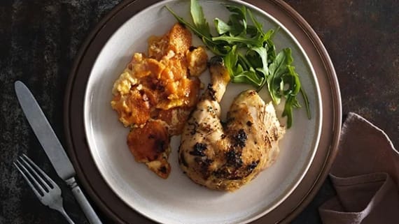 Hel kyckling i ugn med apelsin, rosmarin och sötpotatisgratäng