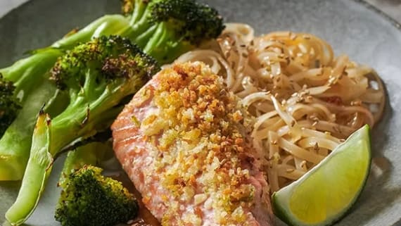 Krispig lax med nudlar och broccoli