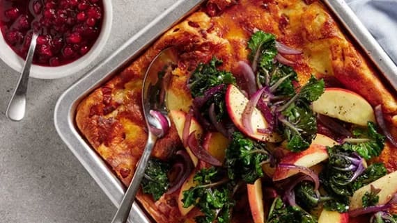 Ugnspannkaka med flower sprouts och äpple