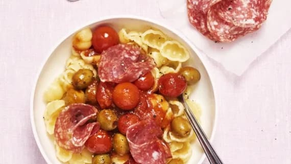 Pasta med oliver och salami