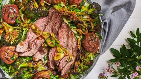 Grillad flankstek med brynt soja och ingefärssmör