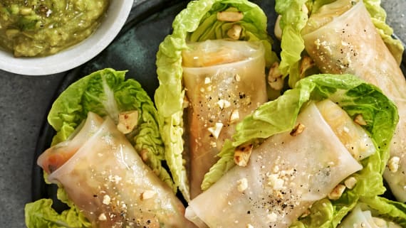 Rispappervårrullar med nudelsallad och avokadodipp