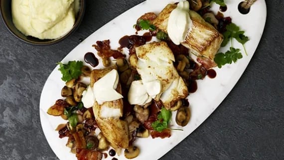 Torskrygg med potatispuré, champinjoner och bacon