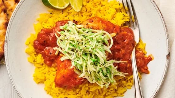 Kyckling tikka masala med ärt- och spetskålssallad