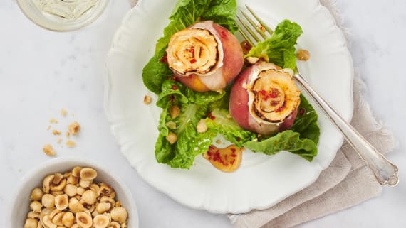 Sallad med chèvregratinerad paraguayos med chilihonung och hasselnötter