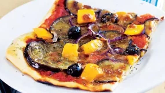 Veggopizza med aubergine och paprika