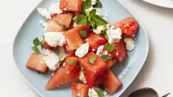 Sallad med fetaost, melon och mynta