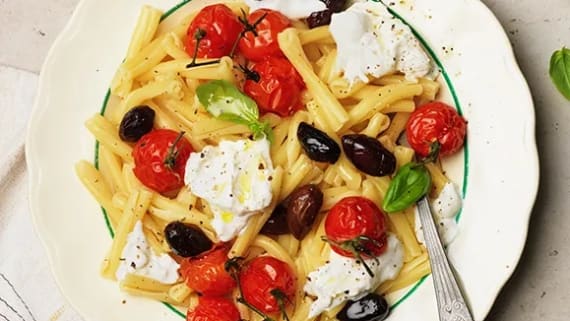 Pasta med burrata, rostade oliver och tomater