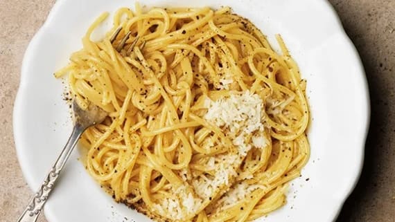 Cacio e pepe - pasta med parmesan och peppar