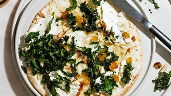 Pizza bianco med grönkål och mandel