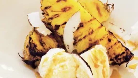 Grillad ananas med glass och lönnsirap