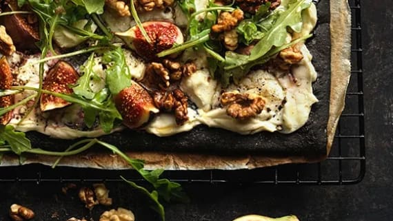Svart pizza med fikon och chèvre