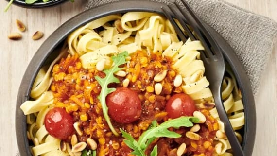 Salviadoftande linsbolognese med tagliatelle