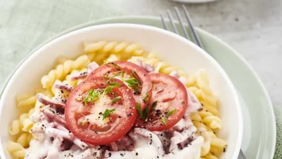 Pasta med krämig ost- och skinksås
