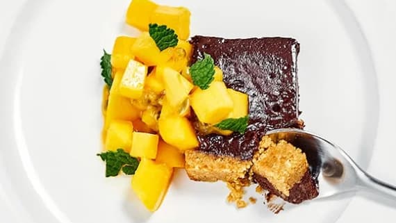 Chokladterrin med mango och passionsfrukt