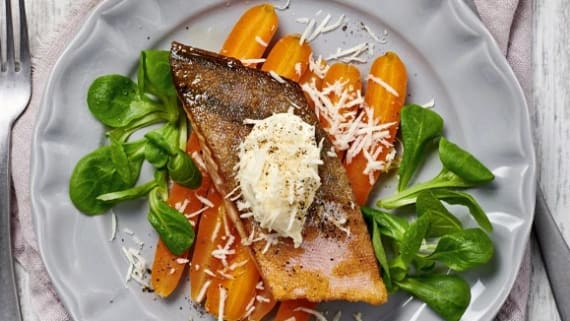 Halstrad regnbåge med pepparrotssmetana