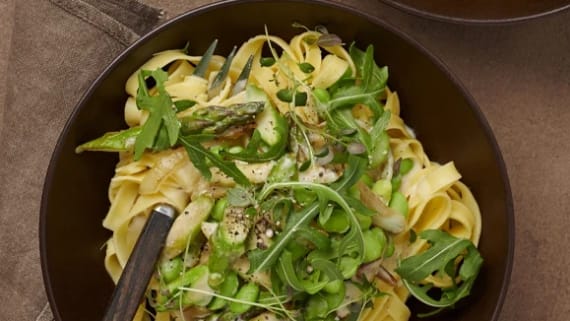 Sparrispasta med citron och timjan