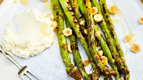 Grillad sparris med fetaostkräm och honung