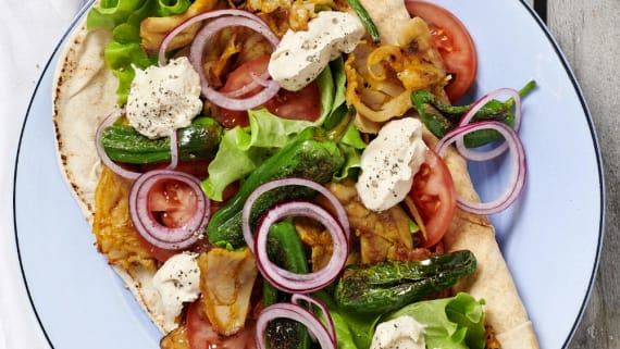Färdig kycklingkebab med tillbehör