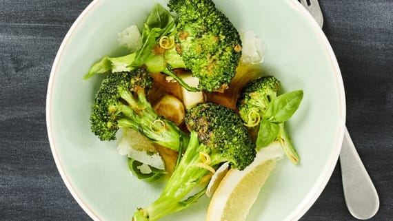 Råstekt broccoli med brynt smör och vitlök