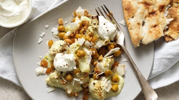 Ugnsbakad blomkål med kokos och rostade kikärtor