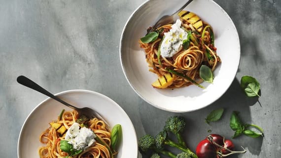 Pasta bavette med burrata och grillad nektarin