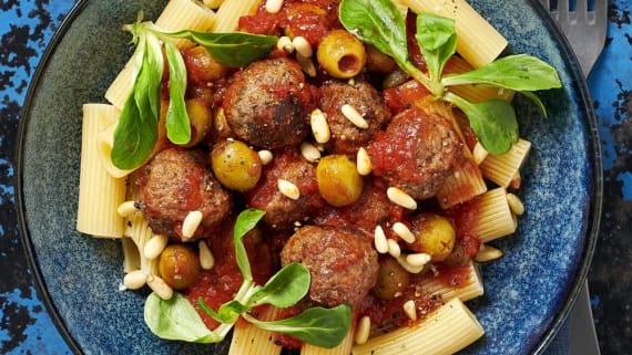 Köttbullar i tomatsås med oliver och kapris