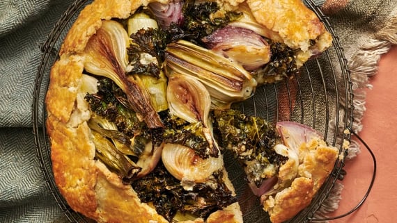 Galette med lök och grönkål