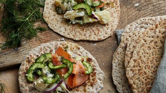 Tunnbrödsrulle med lax, senapspotatis och gremolata med gurka
