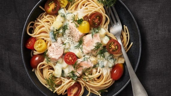 Spaghetti med zucchini- och laxsås