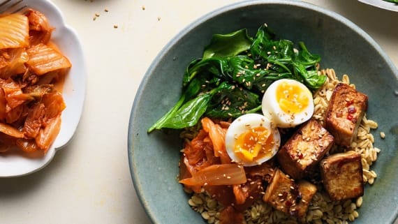 Marinerad tofu med mathavre, spenat, kimchi och ägg
