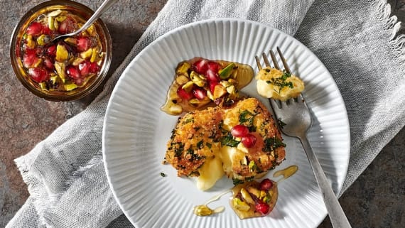 Persiljefriterad brie med granatäpple och pistagehonung