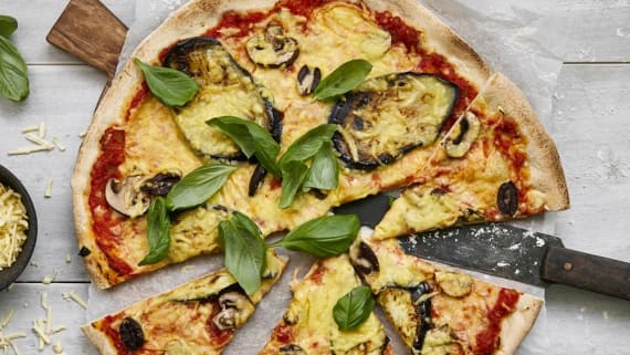 Pizza med aubergine, svamp och oliver 