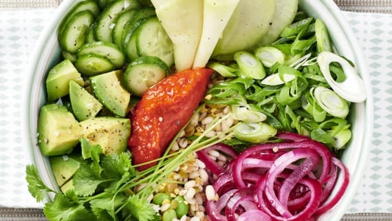 Bowl med avokado och picklad rödlök