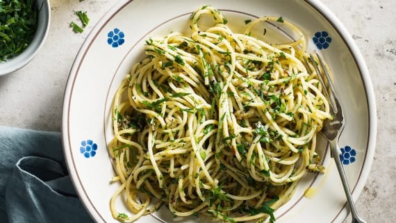 Pasta aglio e olio – Spaghetti med vitlök, persilja och chili