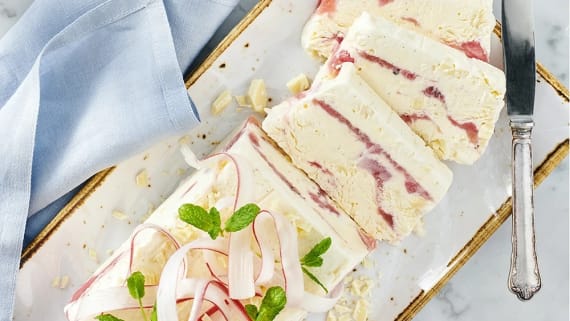 Rabarber semifreddo med vitchoklad och kardemumma