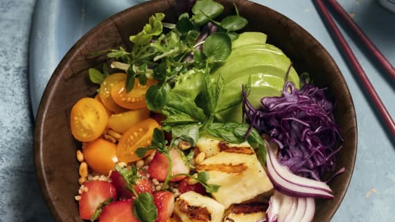 Grillostbowl med jordgubbar