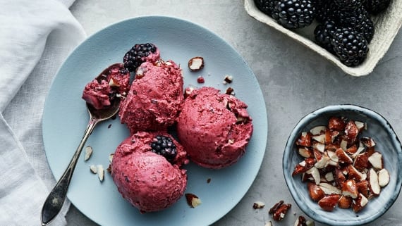 Frozen yoghurt med björnbär och mandel