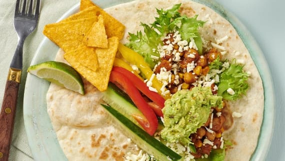 Kikärtstacos med avokado och paprikasallad