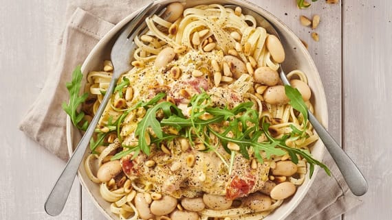 Bavettepasta med varm fetaost- och tomatkräm