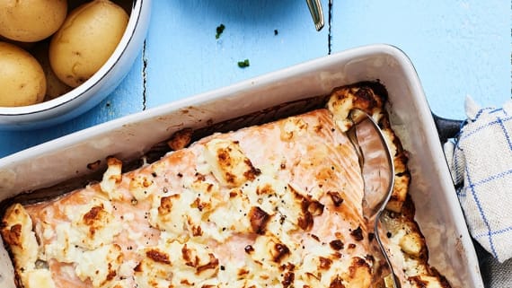 Fetaostbakad lax med gräslökscrème och potatis