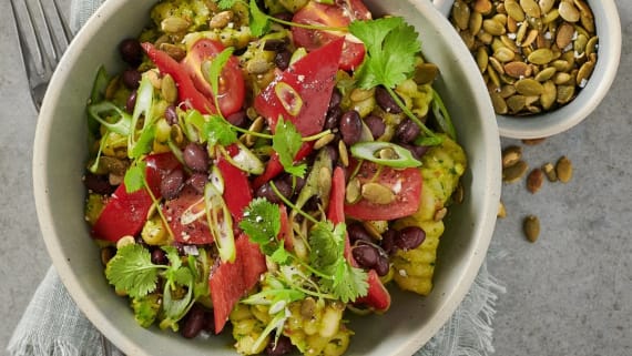 Ljummen guacamolepasta med paprika- och svartbönsallad