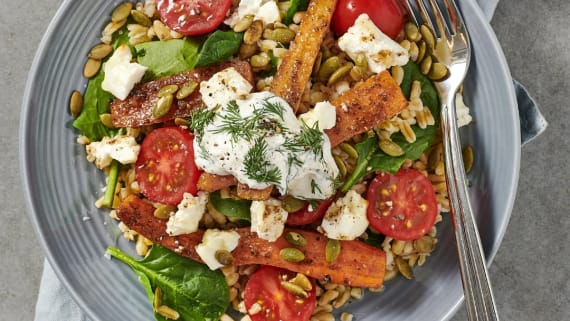 Rostade morötter med garam masala, fetaost och dillyoghurt