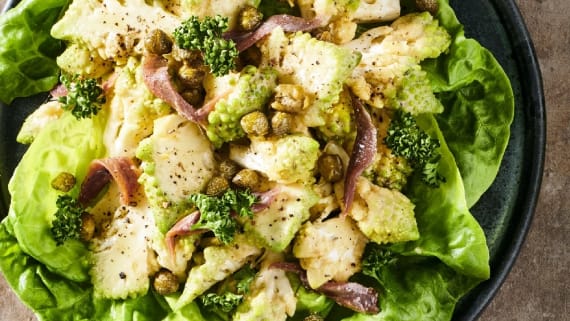 Dijonmarinerad romanesco med kapris och sardeller