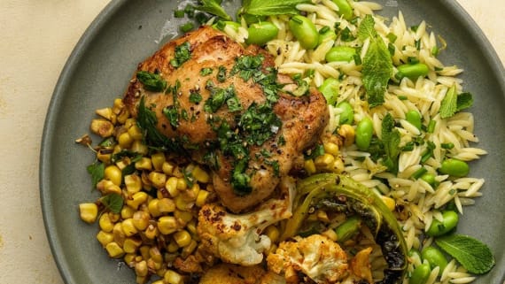 Kyckling med majssalsa och risonisallad